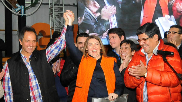 Bertone, junto a Scioli, Arcando y otros referentes fueguinos, vistiendo el color naranja insignia de la campaña de Daniel Scioli. 