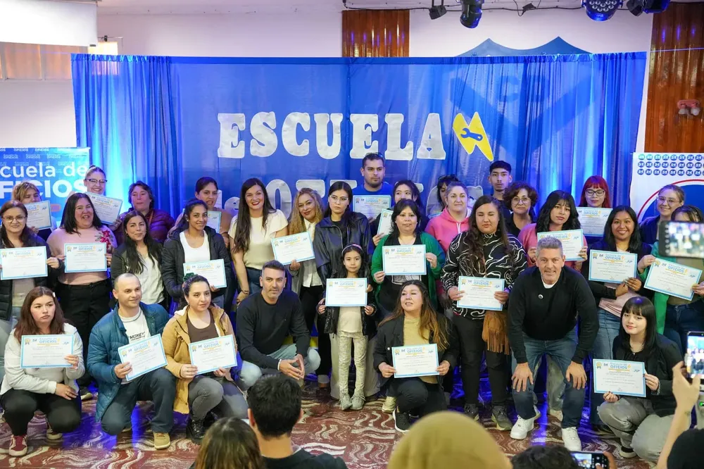 escuela de oficios entrega certificados movimiento popular fueguino damian loffler guadalupe zamora matias loffler 1