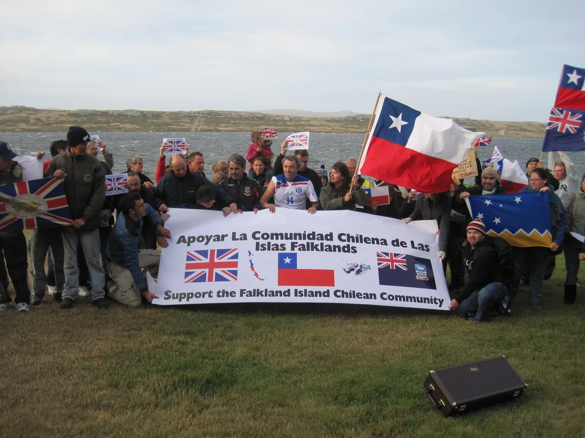 chilenos junto a ocupadores ilegales britanicos en suelo argentino