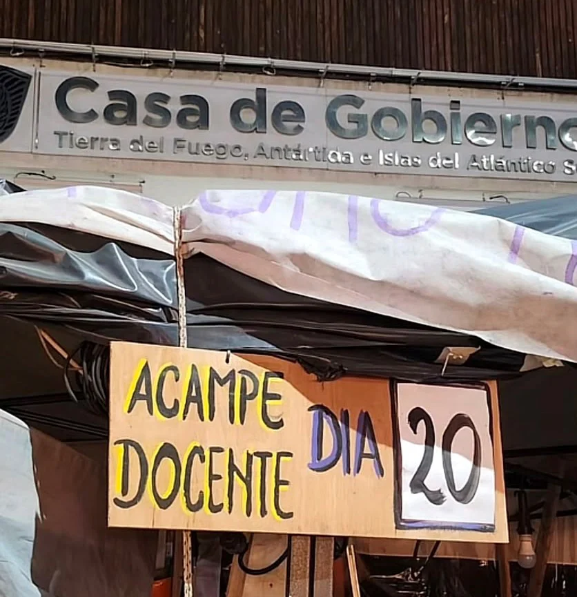 20 dias de acampe casa de gobierno tierra del fuego educacion conflicto melella