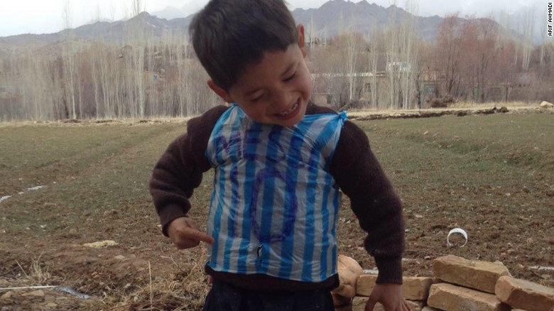 Una imagen publicada en la página de Facebook de Hamayon muestra a su hermanito bailando con su camiseta improvisada.