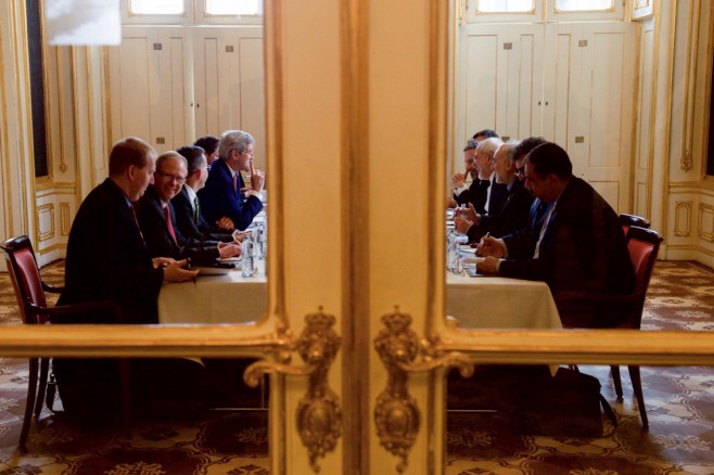 El secretario de Estado, John Kerry en las negociaciones de Viena con el canciller de Irán, Javad Zarif.