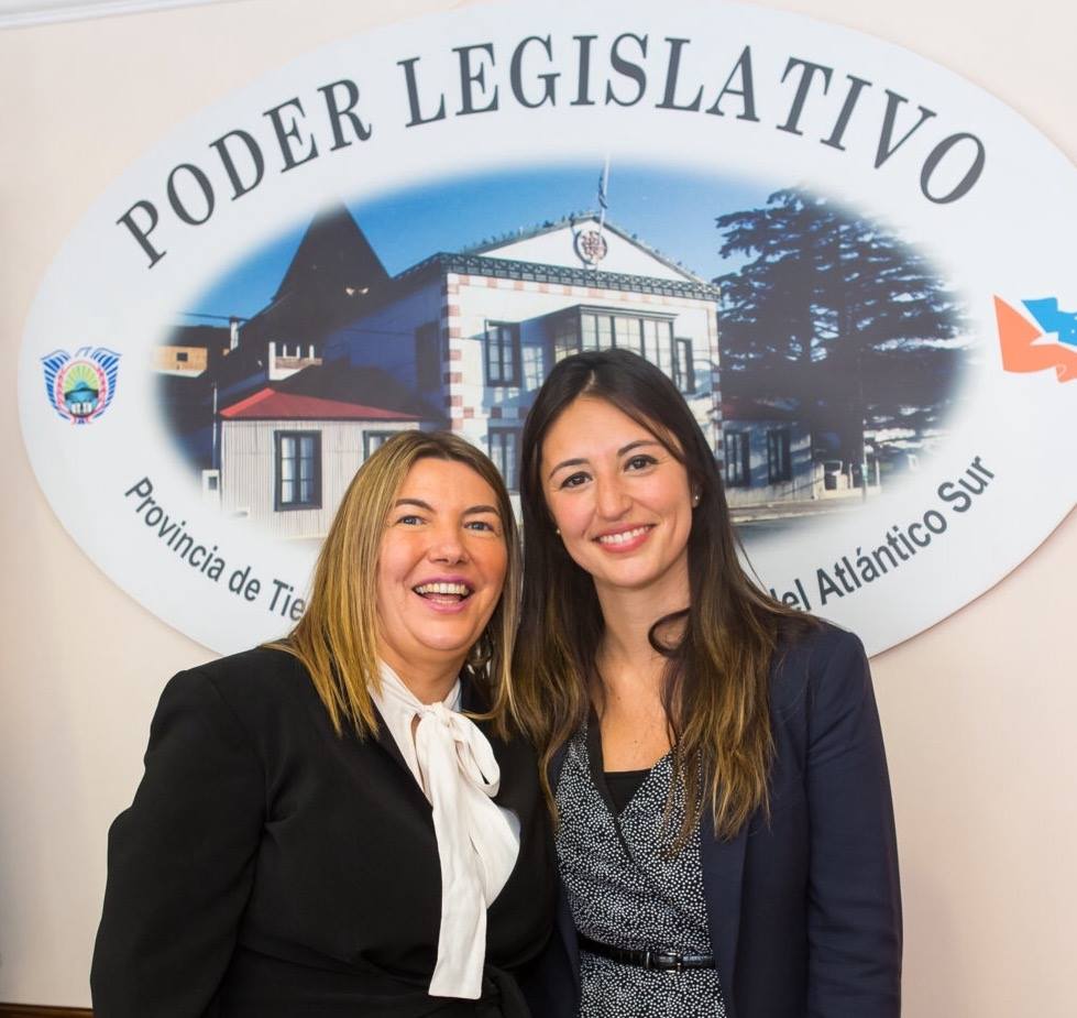 Laura Colazo junto a la gobernadora en ocasión del acto de apertura del nuevo periodo de sesiones ordinarias de la Legislatura provincial
